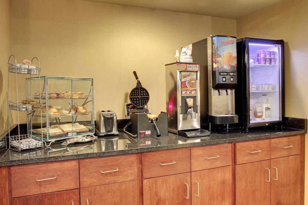 Cobblestone Inn & Suites-Winterset ภายนอก รูปภาพ