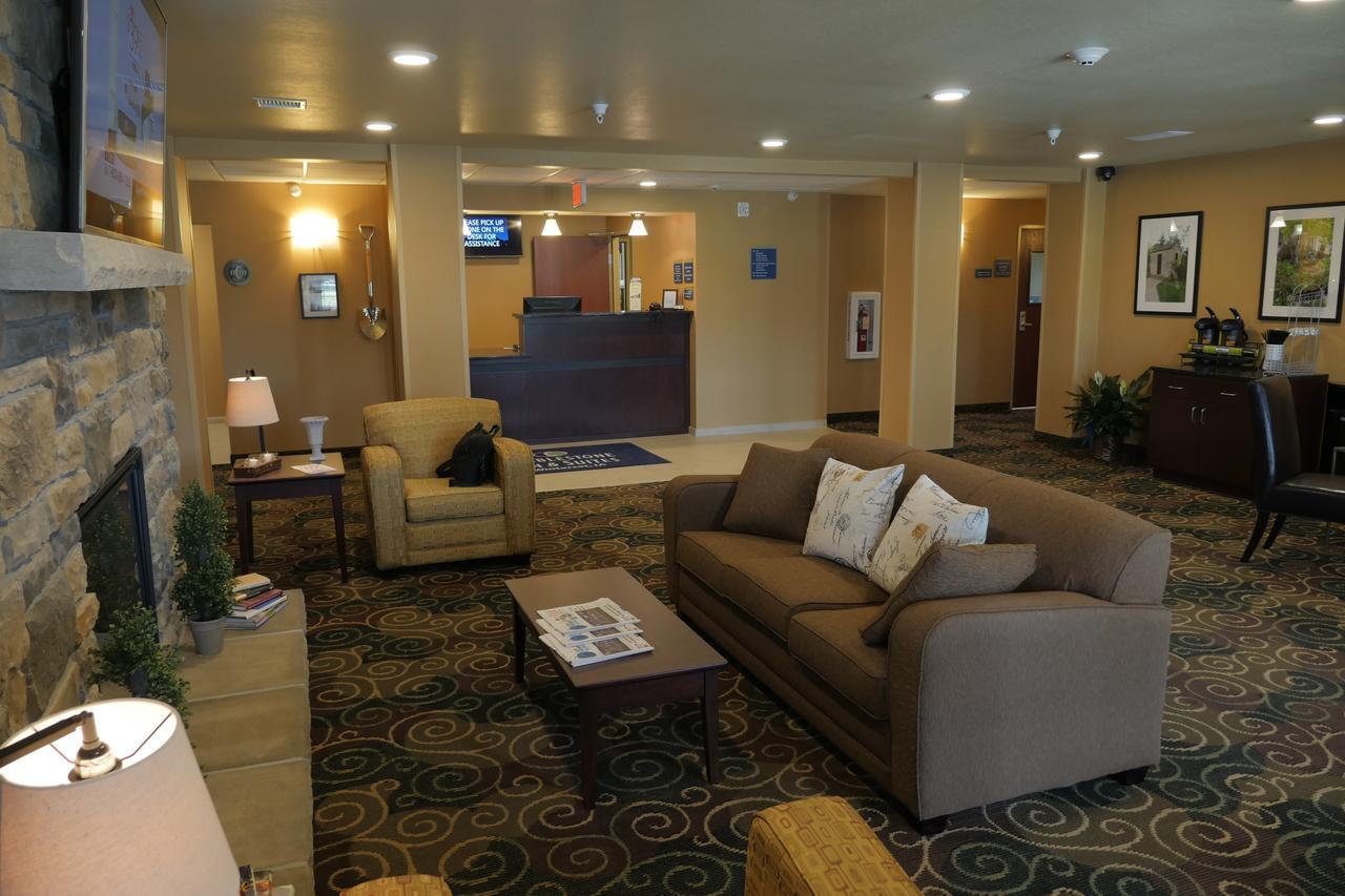 Cobblestone Inn & Suites-Winterset ภายนอก รูปภาพ