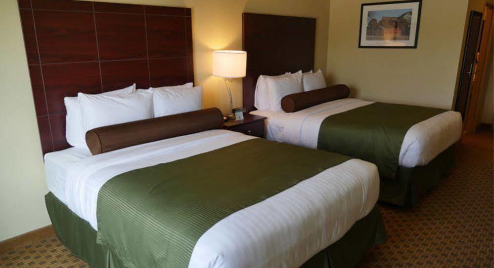 Cobblestone Inn & Suites-Winterset ภายนอก รูปภาพ